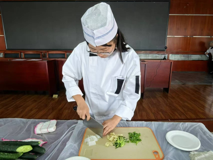 考核现场学员正在制作石河子凉皮